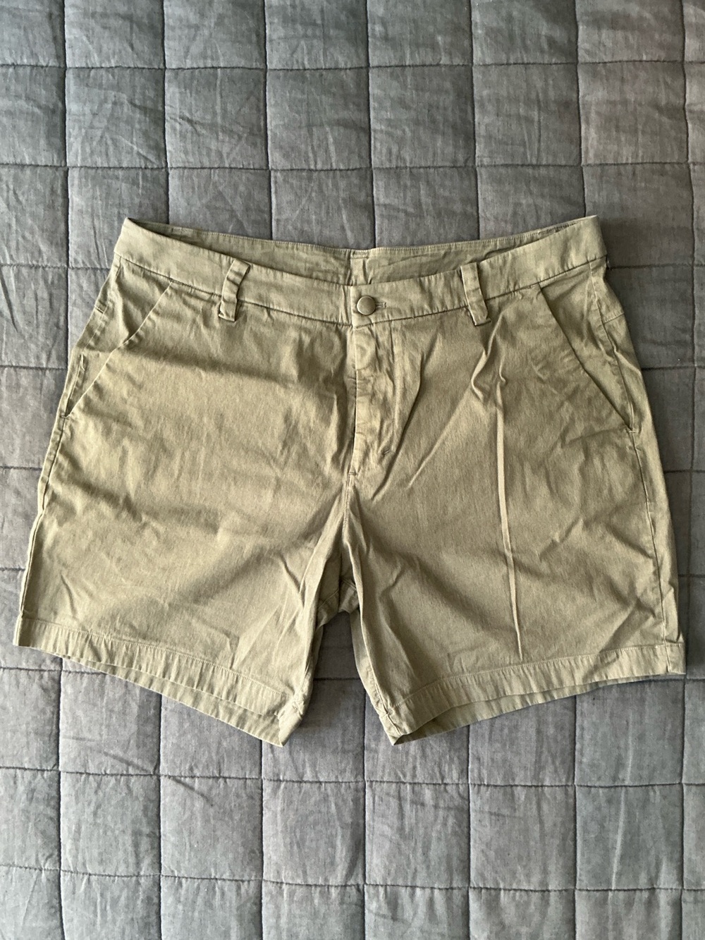 Lululemon Classic men’s green Khaki Shorts - Lightweight Casual Fit